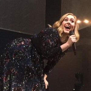 Adele s'amuse avec la foule lors de son concert à Paris le 9 juin 2016