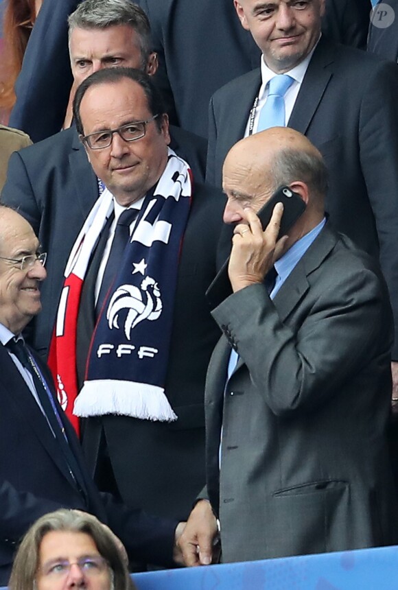 Le Président de la République François Hollande et Alain Juppé au match d'ouverture de l'Euro 2016, France-Roumanie au Stade de France, le 10 juin 2016. © Cyril Moreau/Bestimage10/06/2016 - Saint-Denis