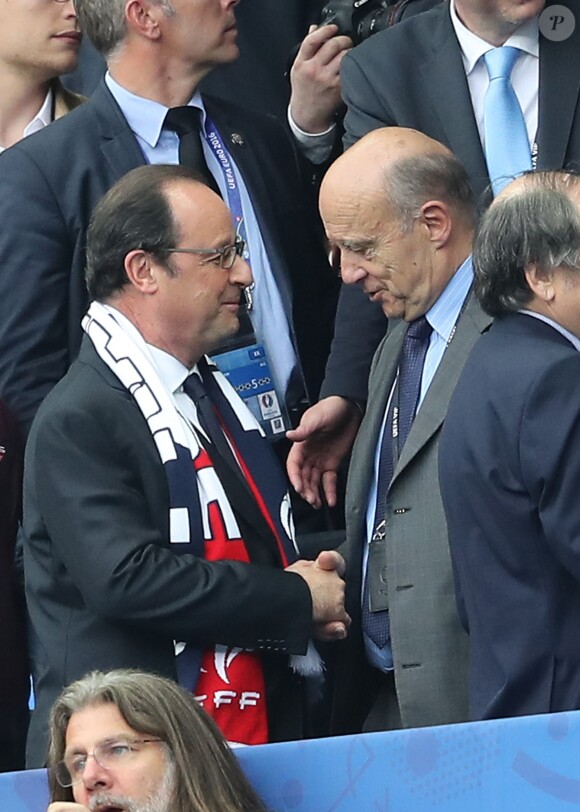 Le Président de la République François Hollande et Alain Juppé au match d'ouverture de l'Euro 2016, France-Roumanie au Stade de France, le 10 juin 2016. © Cyril Moreau/Bestimage10/06/2016 - Saint-Denis
