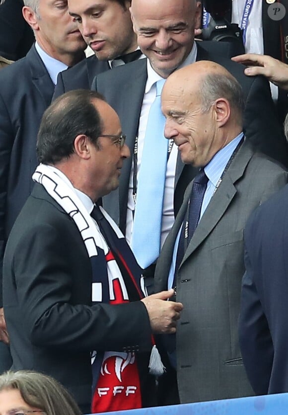 Le Président de la République François Hollande et Alain Juppé au match d'ouverture de l'Euro 2016, France-Roumanie au Stade de France, le 10 juin 2016. © Cyril Moreau/Bestimage10/06/2016 - Saint-Denis