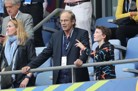 Patrick Chesnais et son fils Victor au match d'ouverture de l'Euro 2016, France-Roumanie au Stade de France, le 10 juin 2016. © Cyril Moreau/Bestimage10/06/2016 - Saint-Denis