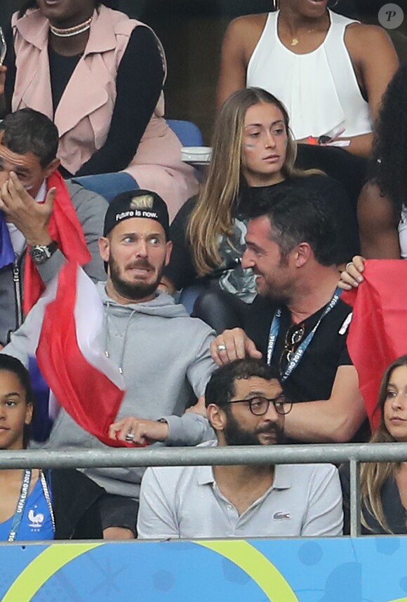 Brahim Asloum et sa compagne Clothilde de Bernardi, Arnaud Ducret et Matt Pokora (M.Pokora) au match d'ouverture de l'Euro 2016, France-Roumanie au Stade de France, le 10 juin 2016. © Cyril Moreau/Bestimage10/06/2016 - Saint-Denis