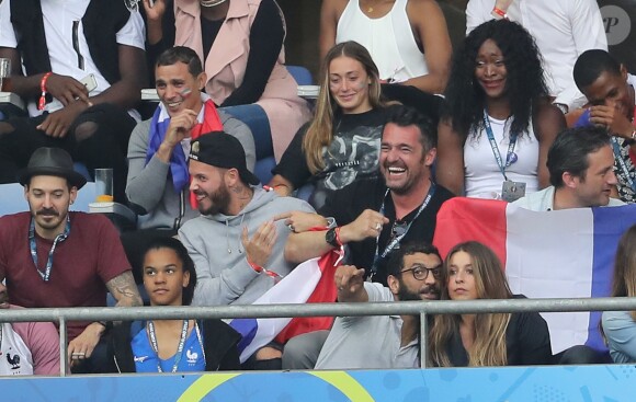 Brahim Asloum et sa compagne Clothilde de Bernardi, Arnaud Ducret, Matt Pokora (M.Pokora), Ramzy Bédia et sa compagne, au match d'ouverture de l'Euro 2016, France-Roumanie au Stade de France, le 10 juin 2016. © Cyril Moreau/Bestimage10/06/2016 - Saint-Denis