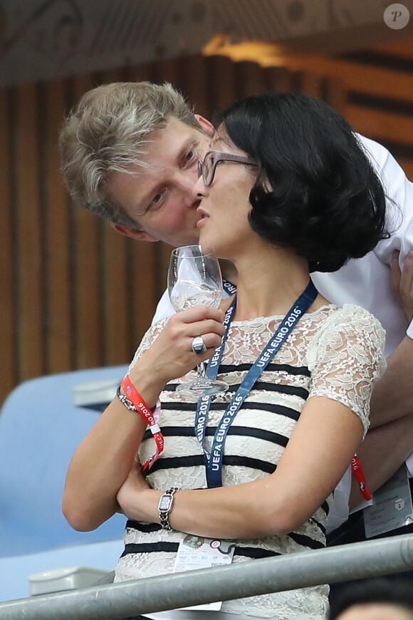 Fleur Pellerin et son mari Laurent Olléon au match d'ouverture de l'Euro 2016, France-Roumanie au Stade de France, le 10 juin 2016. © Cyril Moreau/Bestimage