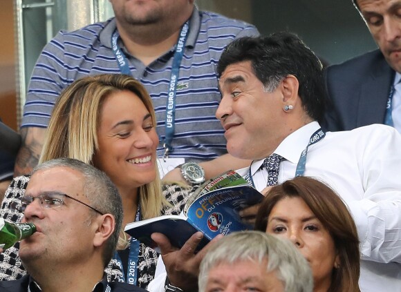 Diego Maradona et sa compagne au match d'ouverture de l'Euro 2016, France-Roumanie au Stade de France, le 10 juin 2016. © Cyril Moreau/Bestimage