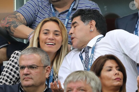 Diego Maradona et sa compagne au match d'ouverture de l'Euro 2016, France-Roumanie au Stade de France, le 10 juin 2016. © Cyril Moreau/Bestimage