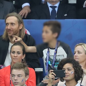 David Guetta et son fils Tim Elvis, qui rêve de devenir footballeur, au match d'ouverture de l'Euro 2016, France-Roumanie au Stade de France, le 10 juin 2016. © Cyril Moreau/Bestimage