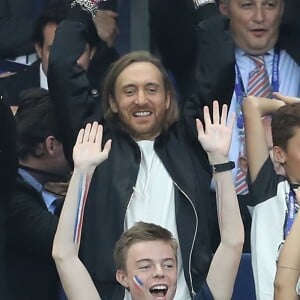 David Guetta et son fils Tim Elvis, qui rêve de devenir footballeur, au match d'ouverture de l'Euro 2016, France-Roumanie au Stade de France, le 10 juin 2016. © Cyril Moreau/Bestimage