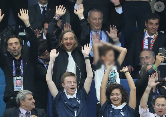 David Guetta et son fils Tim Elvis, qui rêve de devenir footballeur, au match d'ouverture de l'Euro 2016, France-Roumanie au Stade de France, le 10 juin 2016. © Cyril Moreau/Bestimage