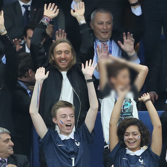 David Guetta et son fils Tim Elvis, qui rêve de devenir footballeur, au match d'ouverture de l'Euro 2016, France-Roumanie au Stade de France, le 10 juin 2016. © Cyril Moreau/Bestimage