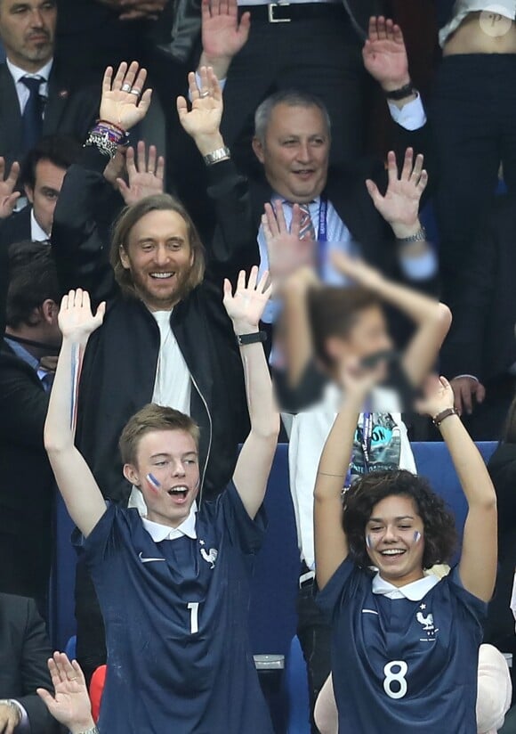 David Guetta et son fils Tim Elvis, qui rêve de devenir footballeur, au match d'ouverture de l'Euro 2016, France-Roumanie au Stade de France, le 10 juin 2016. © Cyril Moreau/Bestimage