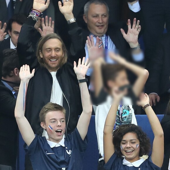 David Guetta et son fils Tim Elvis, qui rêve de devenir footballeur, au match d'ouverture de l'Euro 2016, France-Roumanie au Stade de France, le 10 juin 2016. © Cyril Moreau/Bestimage
