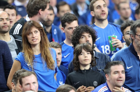 Caroline de Maigret, Yarol Poupaud et leur fils Anton au match d'ouverture de l'Euro 2016, France-Roumanie au Stade de France, le 10 juin 2016. © Cyril Moreau/Bestimage
