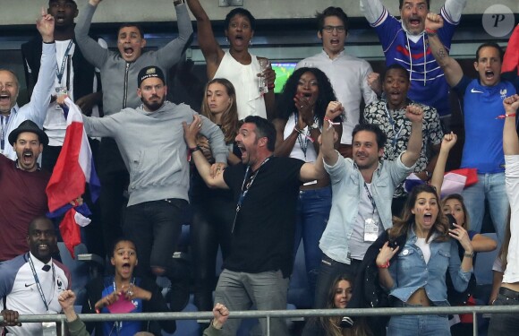 M. Pokora, Brahim Asloum et sa compagne Clothilde de Bernardi, Arnaud Ducret, Renaud Lavillenie, Camille Cerf, Laury Thilleman et Juan Arbelaez au match d'ouverture de l'Euro 2016, France-Roumanie au Stade de France, le 10 juin 2016. © Cyril Moreau/Bestimage