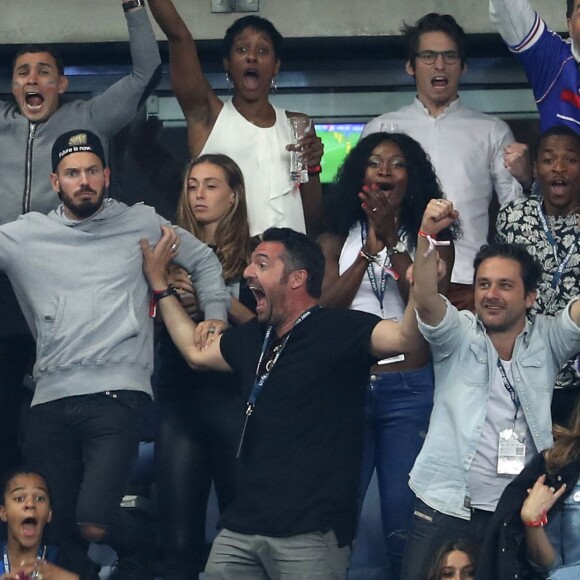 M. Pokora, Brahim Asloum et sa compagne Clothilde de Bernardi, Arnaud Ducret, Renaud Lavillenie, Camille Cerf, Laury Thilleman et Juan Arbelaez au match d'ouverture de l'Euro 2016, France-Roumanie au Stade de France, le 10 juin 2016. © Cyril Moreau/Bestimage