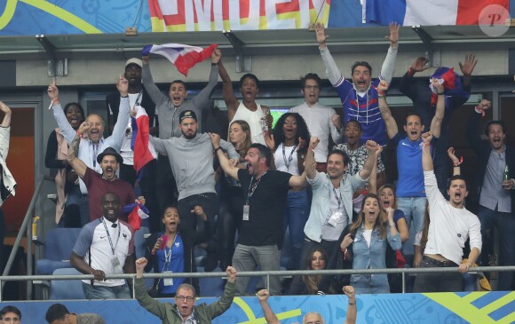 M. Pokora, Brahim Asloum et sa compagne Clothilde de Bernardi, Arnaud Ducret, Renaud Lavillenie, Camille Cerf, Laury Thilleman et Juan Arbelaez au match d'ouverture de l'Euro 2016, France-Roumanie au Stade de France, le 10 juin 2016. © Cyril Moreau/Bestimage