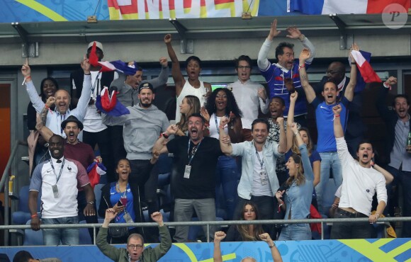 M. Pokora, Brahim Asloum et sa compagne Clothilde de Bernardi, Arnaud Ducret, Renaud Lavillenie, Camille Cerf, Laury Thilleman et Juan Arbelaez au match d'ouverture de l'Euro 2016, France-Roumanie au Stade de France, le 10 juin 2016. © Cyril Moreau/Bestimage