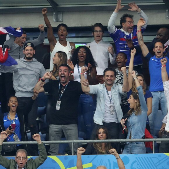 M. Pokora, Brahim Asloum et sa compagne Clothilde de Bernardi, Arnaud Ducret, Renaud Lavillenie, Camille Cerf, Laury Thilleman et Juan Arbelaez au match d'ouverture de l'Euro 2016, France-Roumanie au Stade de France, le 10 juin 2016. © Cyril Moreau/Bestimage