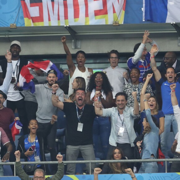 M. Pokora, Brahim Asloum et sa compagne Clothilde de Bernardi, Arnaud Ducret, Renaud Lavillenie, Camille Cerf, Laury Thilleman et Juan Arbelaez au match d'ouverture de l'Euro 2016, France-Roumanie au Stade de France, le 10 juin 2016. © Cyril Moreau/Bestimage