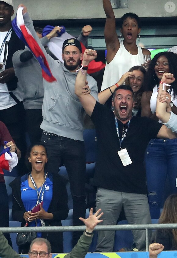Brahim Asloum et sa compagne Clothilde de Bernardi, Arnaud Ducret, Matt Pokora (M.Pokora) au match d'ouverture de l'Euro 2016, France-Roumanie au Stade de France, le 10 juin 2016. © Cyril Moreau/Bestimage10/06/2016 - Saint-Denis