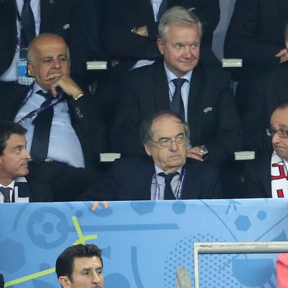 Manuel Valls, Noël Le Graët et François Hollande lors du match d'ouverture de l'Euro 2016, France-Roumanie au Stade de France, le 10 juin 2016. © Cyril Moreau/Bestimage
