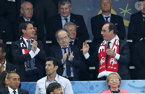 Manuel Valls, Noël Le Graët et François Hollande lors du match d'ouverture de l'Euro 2016, France-Roumanie au Stade de France, le 10 juin 2016. © Cyril Moreau/Bestimage