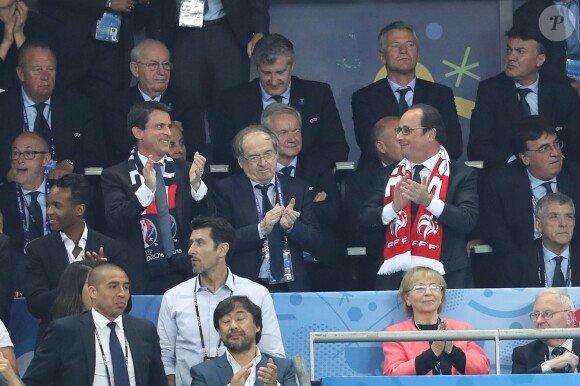 Manuel Valls, Noël Le Graët et François Hollande lors du match d'ouverture de l'Euro 2016, France-Roumanie au Stade de France, le 10 juin 2016. © Cyril Moreau/Bestimage
