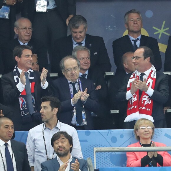 Manuel Valls, Noël Le Graët et François Hollande lors du match d'ouverture de l'Euro 2016, France-Roumanie au Stade de France, le 10 juin 2016. © Cyril Moreau/Bestimage