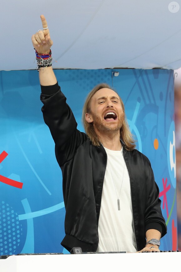 David Guetta et Zara Larsson ont donné un show lors du match d'ouverture de la coupe de l'Euro de football au Stade de France à Paris. Le 10 juin 2016 © Cyril Moreau / Bestimage  David Guetta and Zara Larsson during the opening ceremony of the Euro UEFA at the Stade de France in Paris. on june 10th 201610/06/2016 - 
