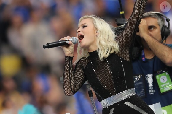 David Guetta et Zara Larsson ont donné un show lors du match d'ouverture de la coupe de l'Euro de football au Stade de France à Paris. Le 10 juin 2016 © Cyril Moreau / Bestimage  David Guetta and Zara Larsson during the opening ceremony of the Euro UEFA at the Stade de France in Paris. on june 10th 201610/06/2016 - 