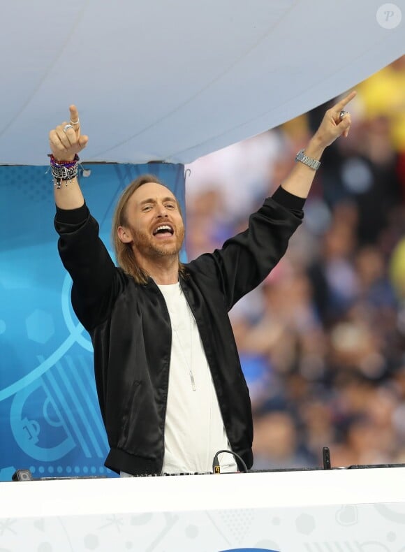 David Guetta et Zara Larsson ont donné un show lors du match d'ouverture de la coupe de l'Euro de football au Stade de France à Paris. Le 10 juin 2016 © Cyril Moreau / Bestimage  David Guetta and Zara Larsson during the opening ceremony of the Euro UEFA at the Stade de France in Paris. on june 10th 201610/06/2016 - 
