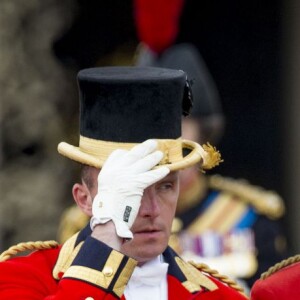 La reine Elizabeth II (dans un ensemble Stewart Parvin) et le prince Philip, duc d'Edimbourg, dans le Carrosse de la Reine découvert au cours de la procession sur le Mall lors de la parade Trooping the Colour, le 11 juin 2016 à Londres, en l'honneur du 90e anniversaire de la souveraine.