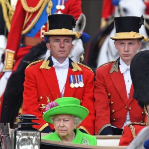 La reine Elizabeth II (dans un ensemble Stewart Parvin) et le prince Philip, duc d'Edimbourg, dans le Carrosse de la Reine découvert au cours de la procession sur le Mall lors de la parade Trooping the Colour, le 11 juin 2016 à Londres, en l'honneur du 90e anniversaire de la souveraine.