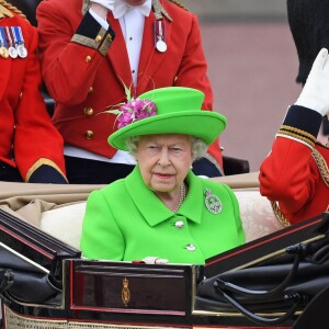 La reine Elizabeth II (dans un ensemble Stewart Parvin) et le prince Philip, duc d'Edimbourg, dans le Carrosse de la Reine découvert au cours de la procession sur le Mall lors de la parade Trooping the Colour, le 11 juin 2016 à Londres, en l'honneur du 90e anniversaire de la souveraine.