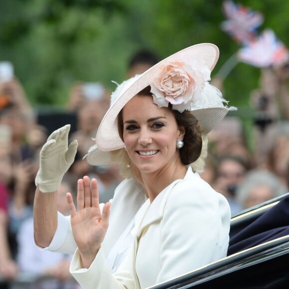 Kate Middleton, duchesse de Cambridge, en Alexander McQueen et chapeau Philip Treacy, au cours de la procession sur le Mall lors de la parade Trooping the Colour, le 11 juin 2016 à Londres, en l'honneur du 90e anniversaire de la reine Elizabeth II.