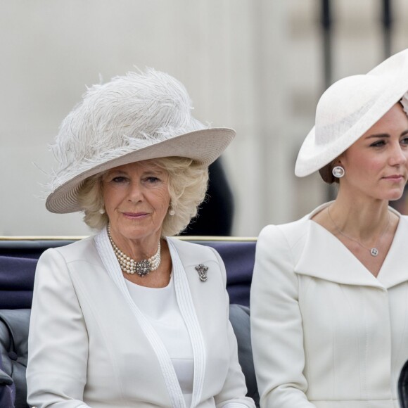 Kate Middleton, duchesse de Cambridge, et Camilla Parker Bowles au cours de la procession sur le Mall lors de la parade Trooping the Colour, le 11 juin 2016 à Londres, en l'honneur du 90e anniversaire de la reine Elizabeth II.