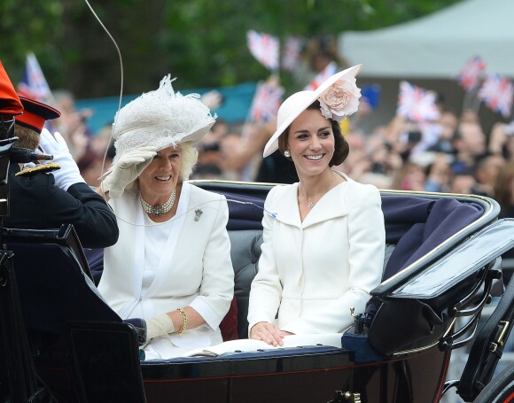 Kate Middleton, duchesse de Cambridge, et Camilla Parker Bowles au cours de la procession sur le Mall lors de la parade Trooping the Colour, le 11 juin 2016 à Londres, en l'honneur du 90e anniversaire de la reine Elizabeth II.