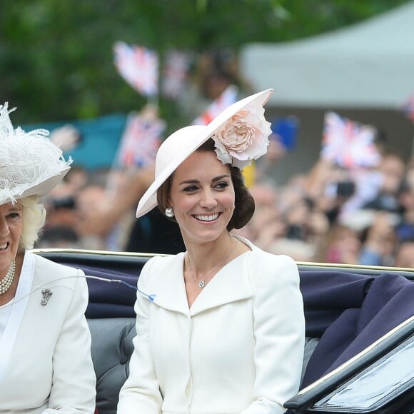 Kate Middleton, duchesse de Cambridge, et Camilla Parker Bowles au cours de la procession sur le Mall lors de la parade Trooping the Colour, le 11 juin 2016 à Londres, en l'honneur du 90e anniversaire de la reine Elizabeth II.