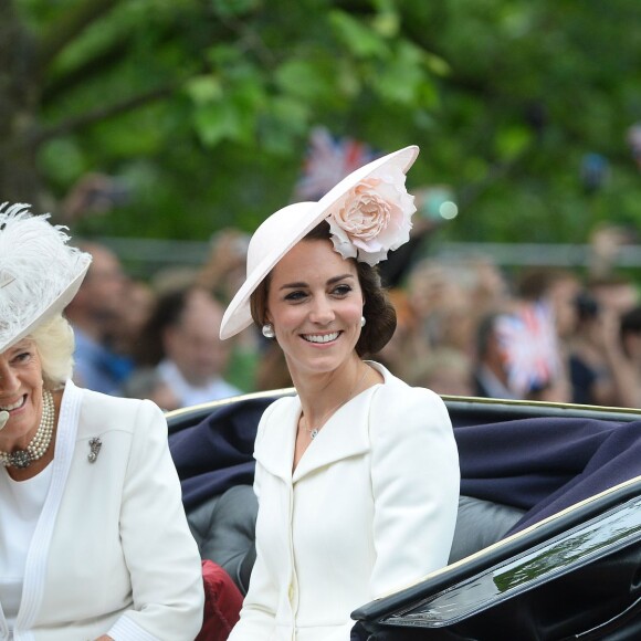 Kate Middleton, duchesse de Cambridge, et Camilla Parker Bowles au cours de la procession sur le Mall lors de la parade Trooping the Colour, le 11 juin 2016 à Londres, en l'honneur du 90e anniversaire de la reine Elizabeth II.