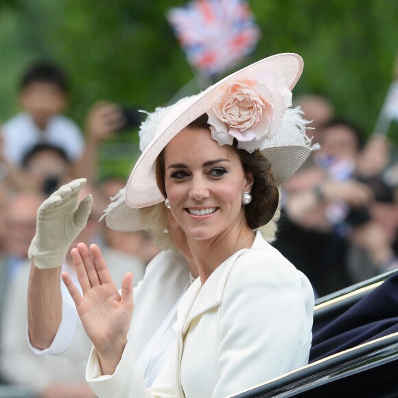 Kate Middleton, duchesse de Cambridge, et Camilla Parker Bowles au cours de la procession sur le Mall lors de la parade Trooping the Colour, le 11 juin 2016 à Londres, en l'honneur du 90e anniversaire de la reine Elizabeth II.