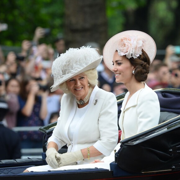 Kate Middleton, duchesse de Cambridge, et Camilla Parker Bowles au cours de la procession sur le Mall lors de la parade Trooping the Colour, le 11 juin 2016 à Londres, en l'honneur du 90e anniversaire de la reine Elizabeth II.