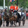 Kate Middleton, duchesse de Cambridge, en Alexander McQueen et chapeau Philip Treacy, au cours de la procession sur le Mall lors de la parade Trooping the Colour, le 11 juin 2016 à Londres, en l'honneur du 90e anniversaire de la reine Elizabeth II.