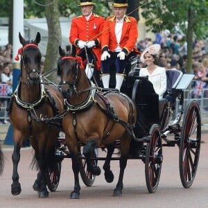 Kate Middleton, duchesse de Cambridge, en Alexander McQueen et chapeau Philip Treacy, au cours de la procession sur le Mall lors de la parade Trooping the Colour, le 11 juin 2016 à Londres, en l'honneur du 90e anniversaire de la reine Elizabeth II.