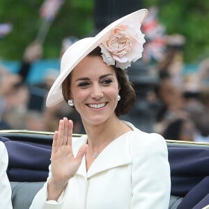 Kate Middleton, duchesse de Cambridge, en Alexander McQueen et chapeau Philip Treacy, au cours de la procession sur le Mall lors de la parade Trooping the Colour, le 11 juin 2016 à Londres, en l'honneur du 90e anniversaire de la reine Elizabeth II.