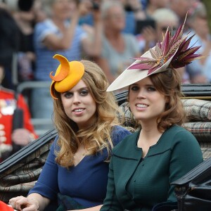 La princesse Beatrice et la princesse Eugenie d'York lors de la parade Trooping the Colour sur le Mall, le 11 juin 2016 à Londres, en l'honneur du 90e anniversaire de la souveraine.