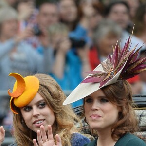 La princesse Beatrice et la princesse Eugenie d'York lors de la parade Trooping the Colour sur le Mall, le 11 juin 2016 à Londres, en l'honneur du 90e anniversaire de la souveraine.