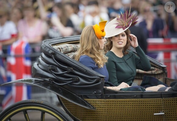 Les princesses Beatrice et Eugenie d'York lors de la parade Trooping the Colour sur le Mall, le 11 juin 2016 à Londres, en l'honneur du 90e anniversaire de la souveraine.