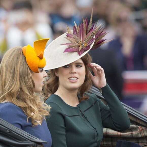 Les princesses Beatrice et Eugenie d'York lors de la parade Trooping the Colour sur le Mall, le 11 juin 2016 à Londres, en l'honneur du 90e anniversaire de la souveraine.