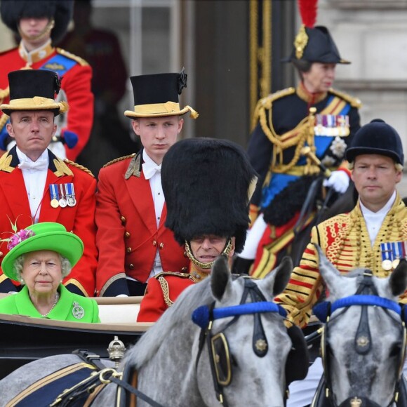 La reine Elizabeth II (dans un ensemble Stewart Parvin) et le prince Philip, duc d'Edimbourg, dans le Carrosse de la Reine découvert au cours de la procession sur le Mall lors de la parade Trooping the Colour, le 11 juin 2016 à Londres, en l'honneur du 90e anniversaire de la souveraine.