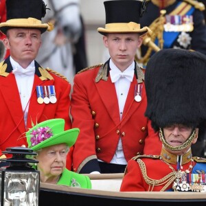 La reine Elizabeth II (dans un ensemble Stewart Parvin) et le prince Philip, duc d'Edimbourg, dans le Carrosse de la Reine découvert au cours de la procession sur le Mall lors de la parade Trooping the Colour, le 11 juin 2016 à Londres, en l'honneur du 90e anniversaire de la souveraine.